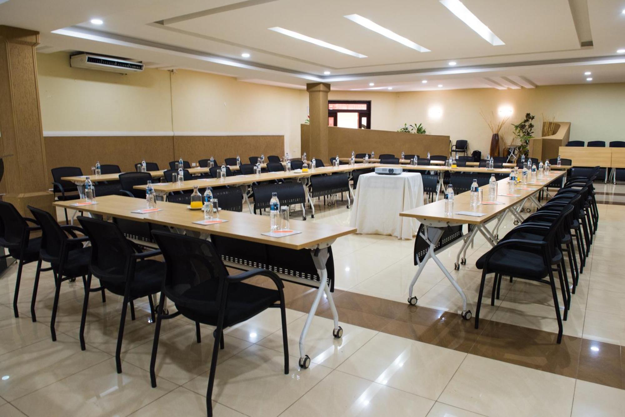 Crossroads Hotel ลิลองเว ภายนอก รูปภาพ