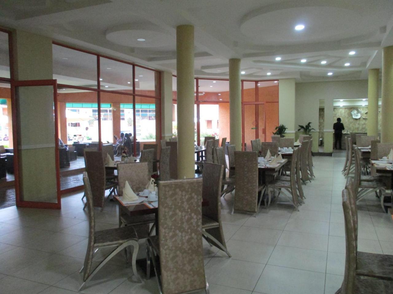 Crossroads Hotel ลิลองเว ภายนอก รูปภาพ